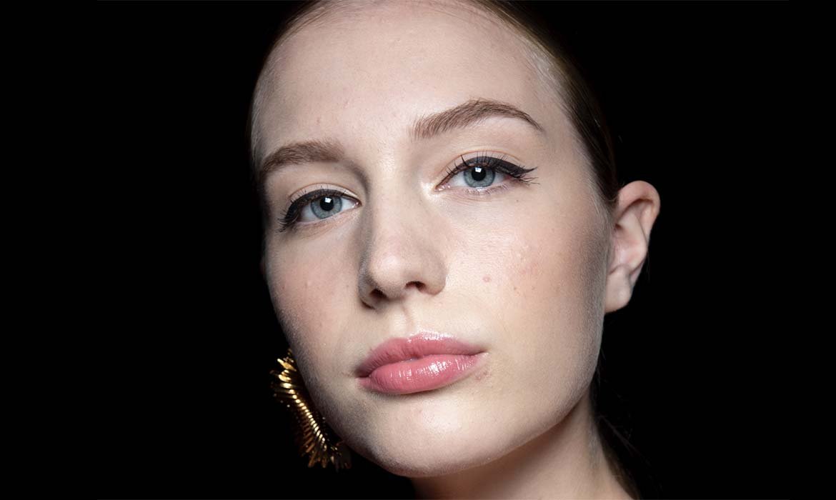 La piel de bebé es una de las tendencias de maquillaje de 2021. Consíguela o bien con el fondo líquido Infalible 24H Fesh Wear de L’Oréal Paris (tiene SPF25) o con el maquillaje en polvo de la misma gama.